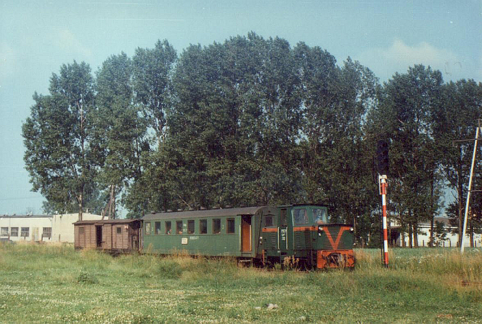 Lyd1-202 z pocigiem nr 7004 do Ostrw wyjeda ze stacji Kroniewice, 10.07.1991, foto Eugeniusz Trybaa